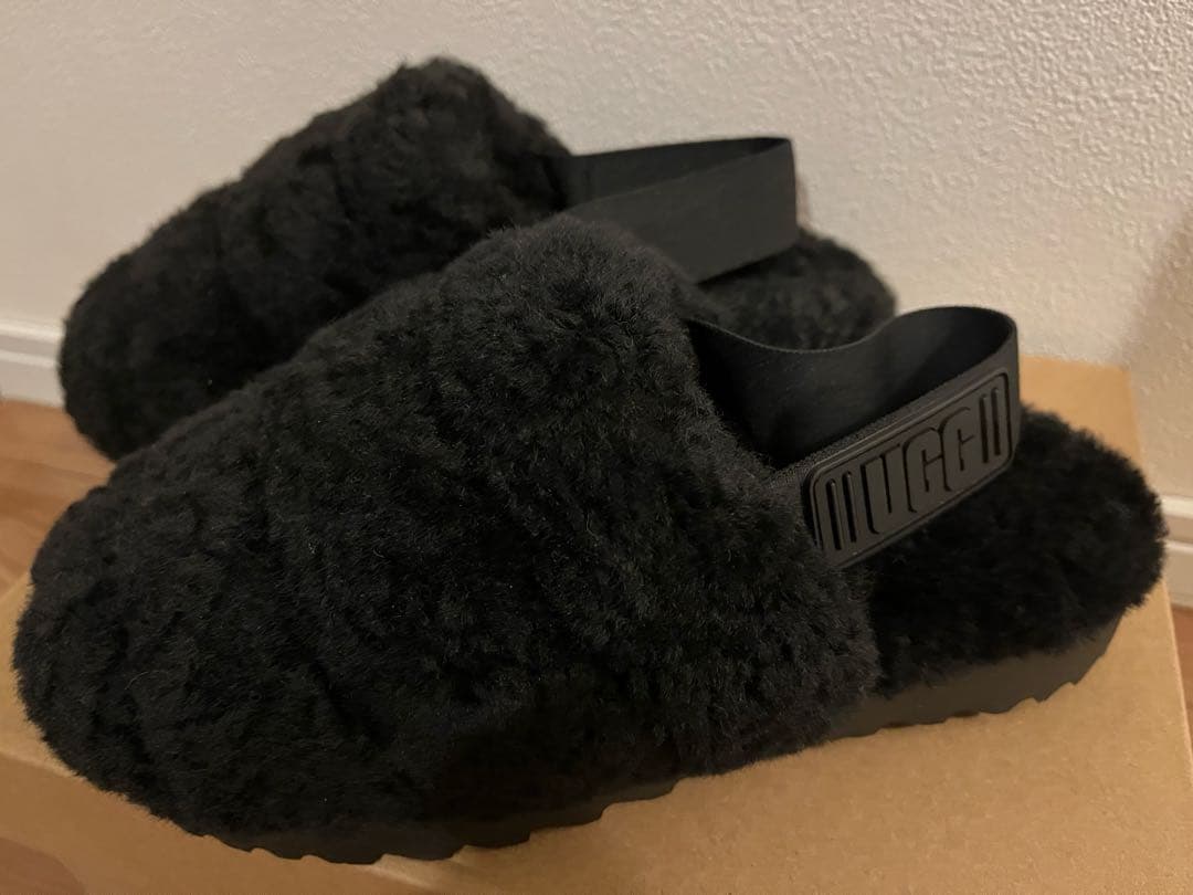 UGG 黒 スーパーフラッフスリッパ