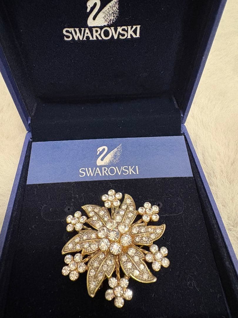 Swarovski 花モチーフ ブローチ