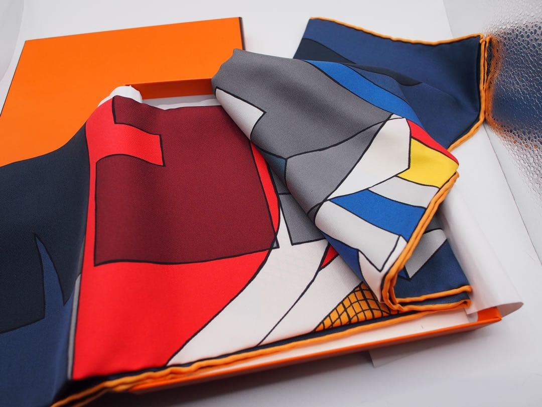 HERMÈS THE NATURE OF MEN シルクスカーフ