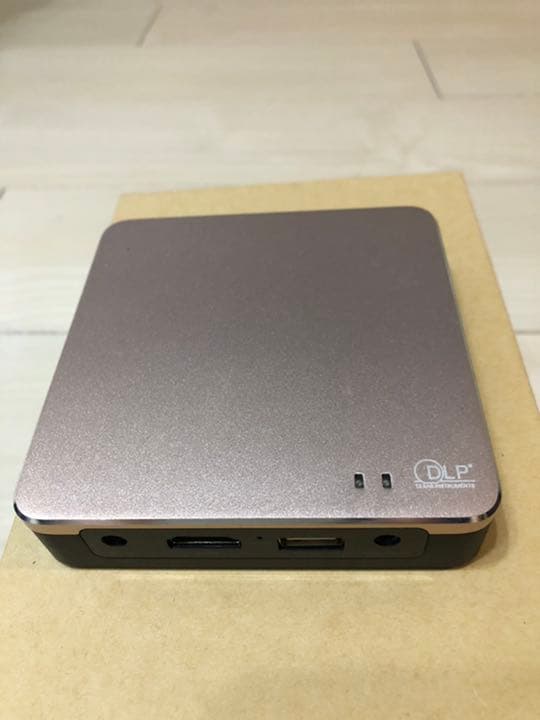 【美品】ミニプロジェクター　コンパクト　ワイヤレス