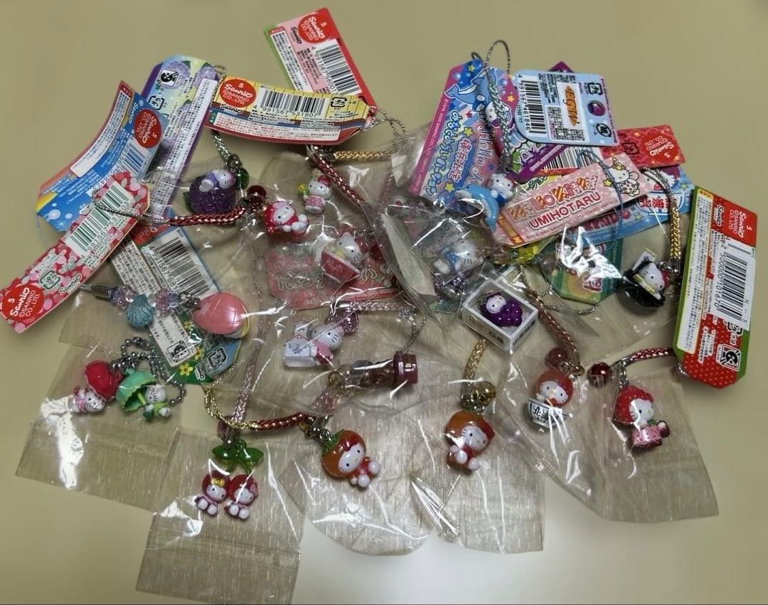 ハローキティ　ご当地限定キティ24個(使用済みもあり)＋キーホルダー　まとめ売り