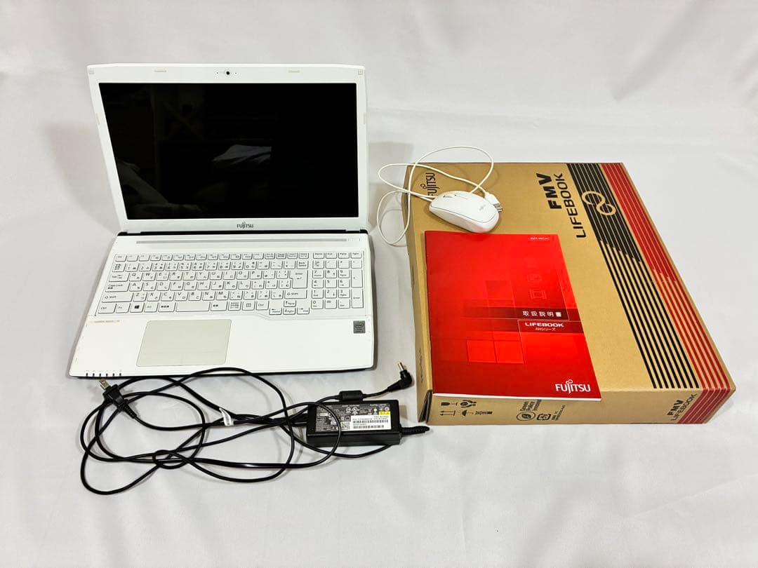 富士通ノートPC ホワイト　LIFEBOOK AH45/S FMVA45SWP