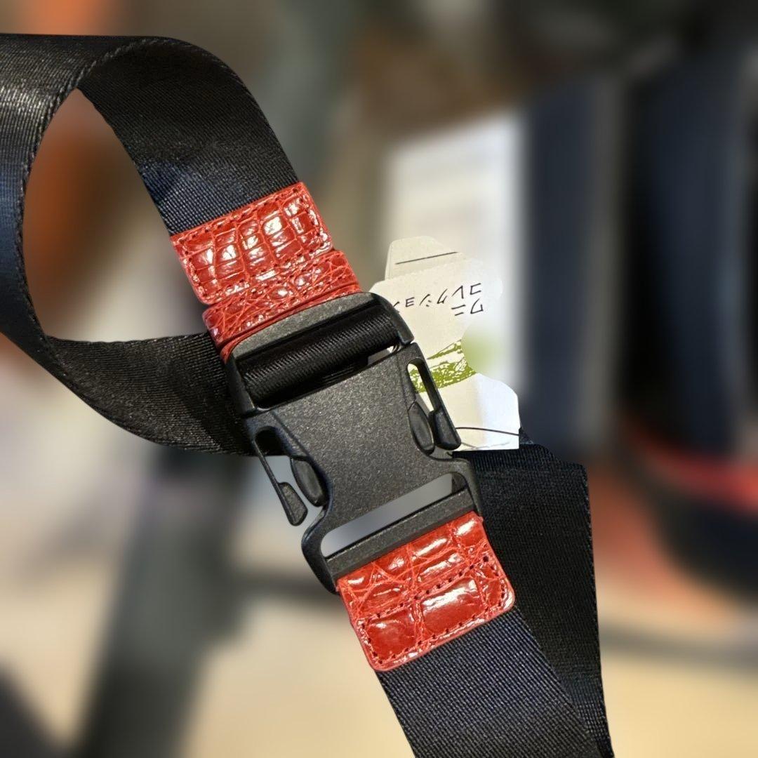 新品　男女兼用　クロコダイルアクセント 本革ボディバッグ