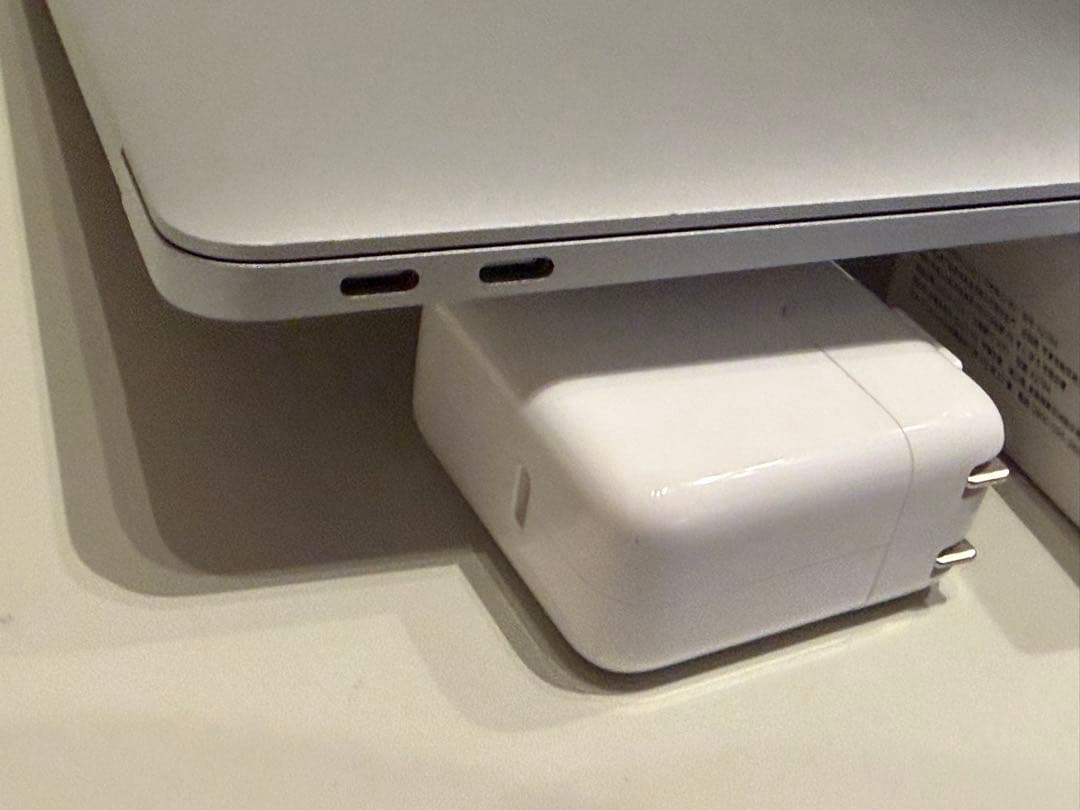 ほぼ新品Apple MacBook Air (M1, 2020) シルバーUS