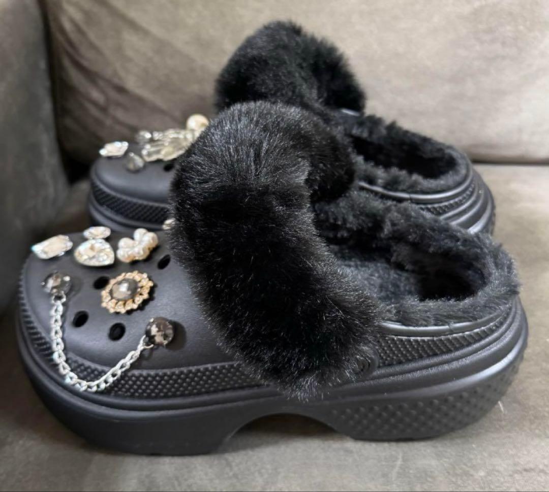 m*♡様 【新品タグ付】crocsストンプ ラインド クロッグ厚底サンダル ファ