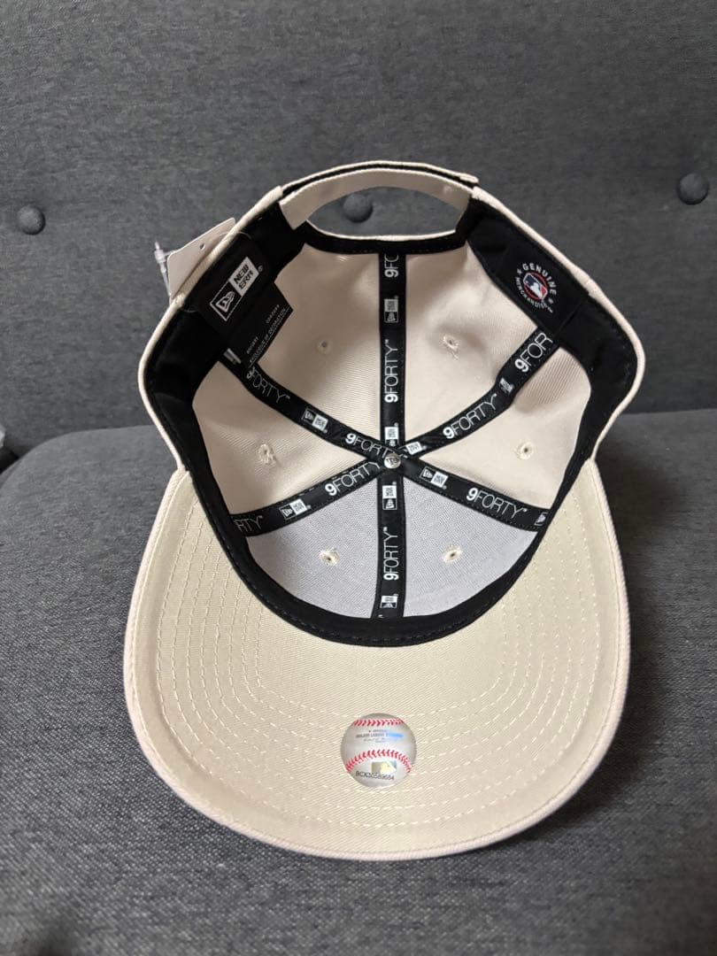 New Era 9FORTY LAロゴ ベージュキャップ