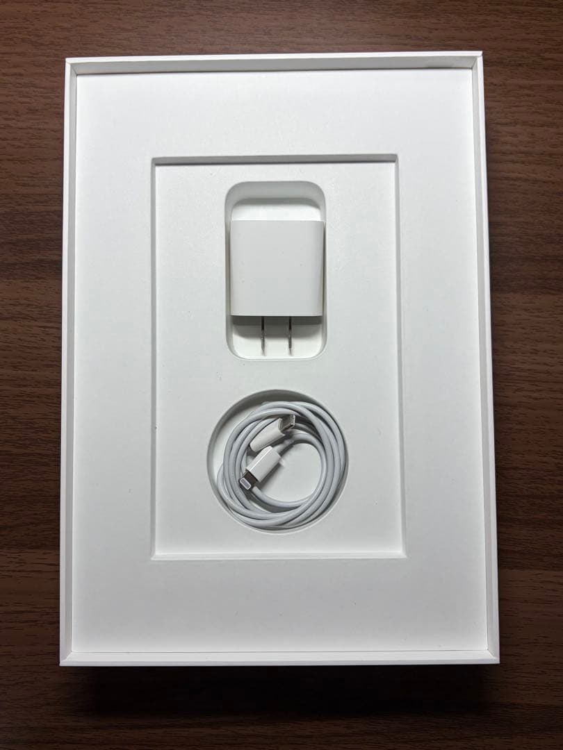 iPad 第9世代 64GB Wi-Fi シルバー 美品 箱・充電器・カバー付き