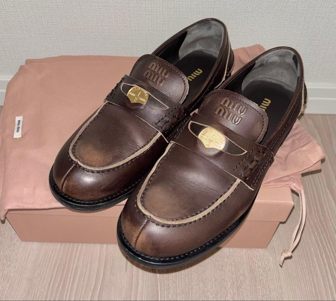 miumiu ブラッシュドレザー ペニーローファー