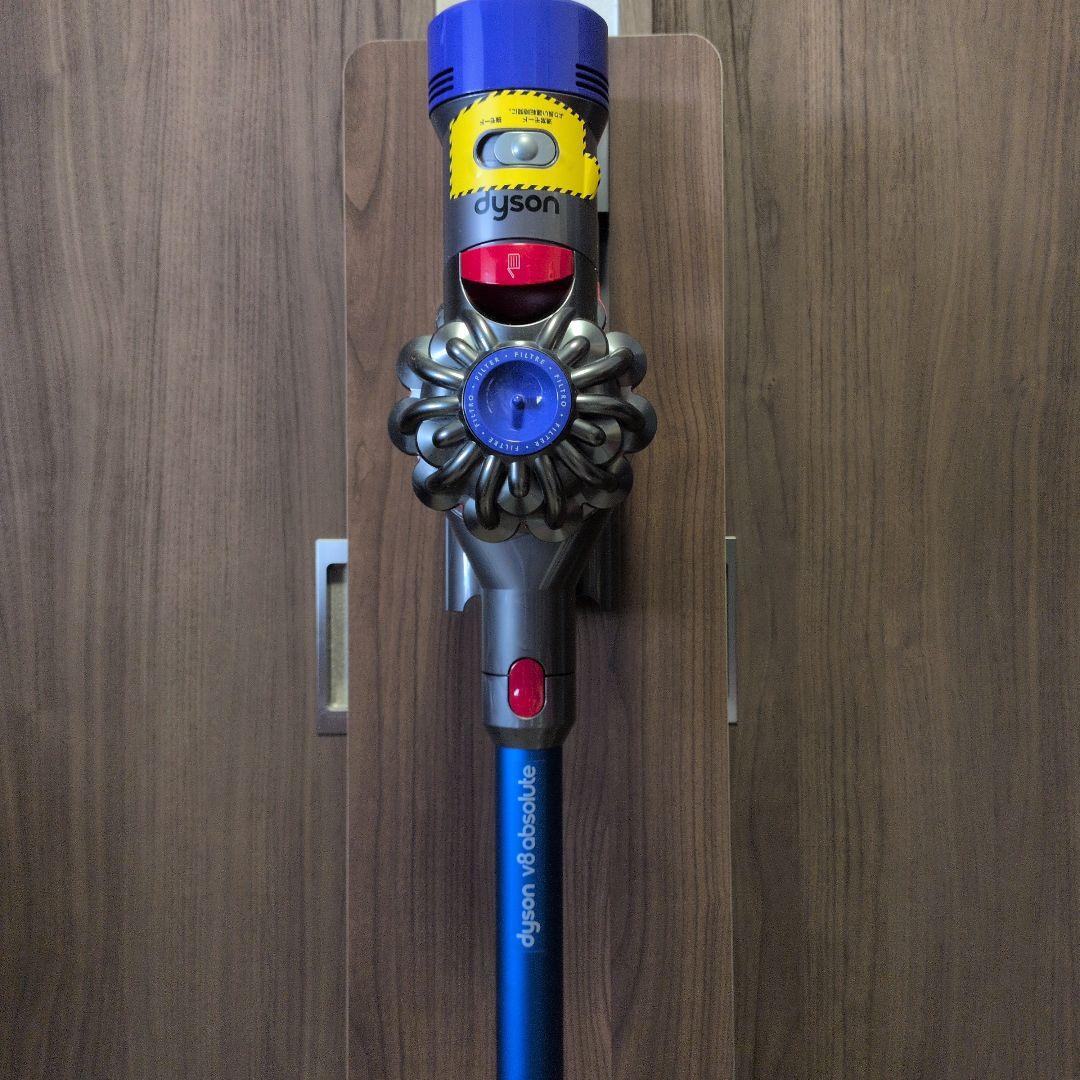 dyson v8スティッククリーナー 本体．付属品多数 掛ける台付き