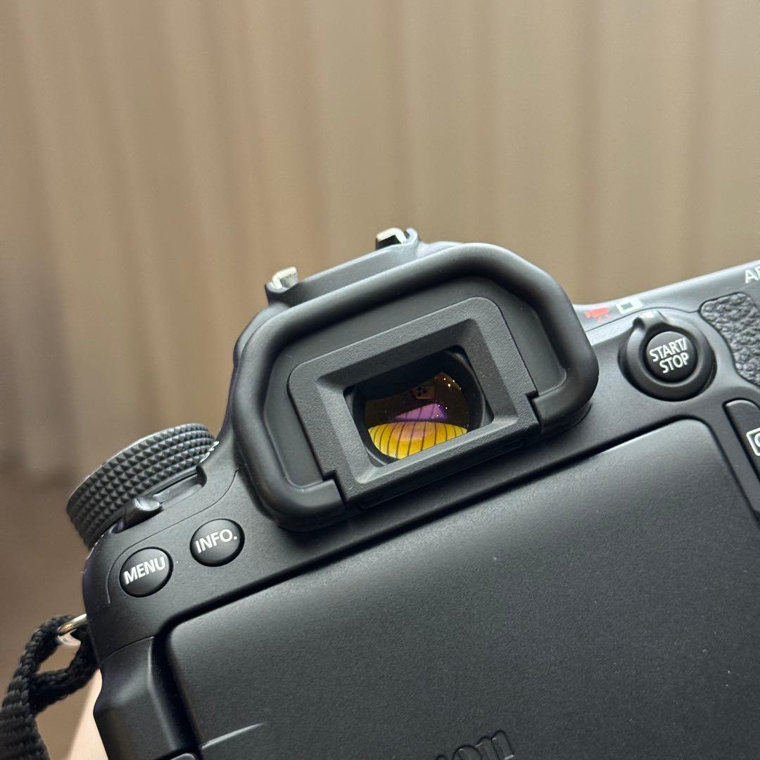 Canon EOS 70D デジタル一眼レフ 本体とレンズ付き