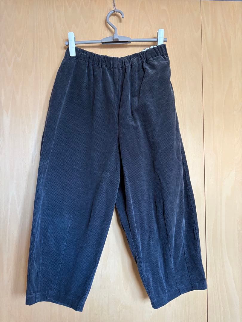 HUIS.遠州織物　シャトルコーデュロイバルーンパンツ