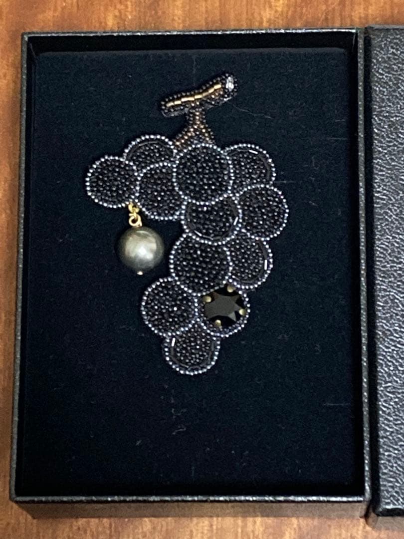 小林モー子　maison des perles 黒ブドウ　ブローチ