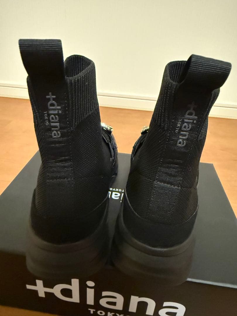 diana ブラック ストーンバックル付きニットブーツ