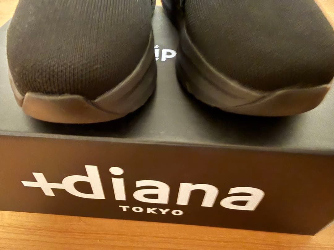 diana ブラック ストーンバックル付きニットブーツ