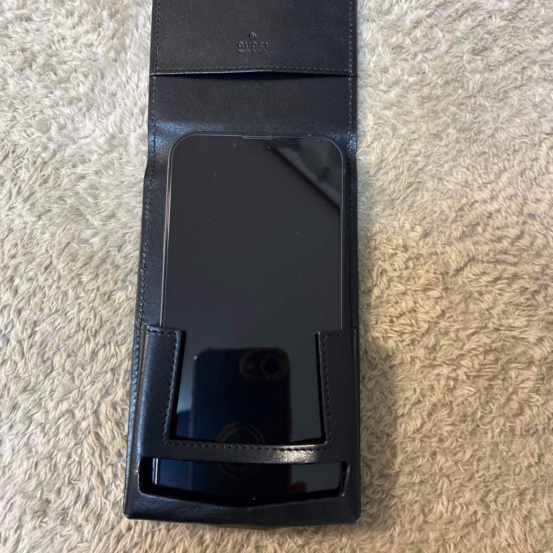 GUCCI ブラック　レザー　ベルトクリック付きスマホケース