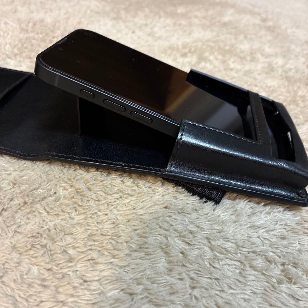 GUCCI ブラック　レザー　ベルトクリック付きスマホケース