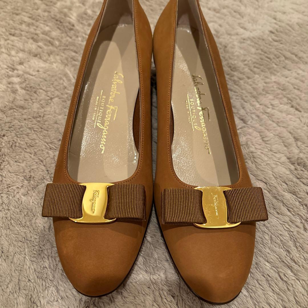 ⭐︎ サルヴァトーレ フェラガモ⭐︎ ヴァラ リボン ヌバック パンプス