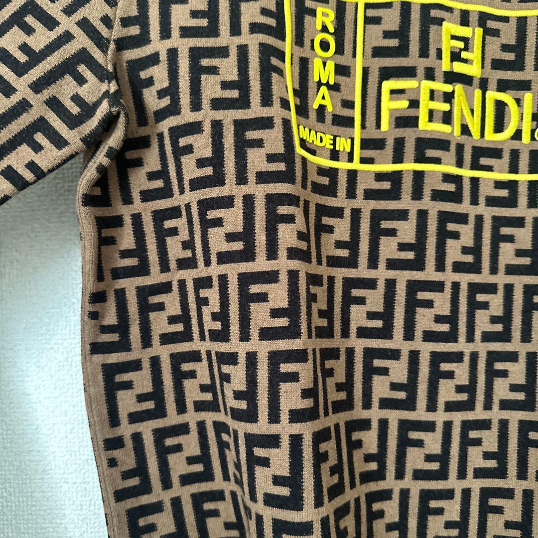 FENDI ロゴ入りブラウンニットセーター