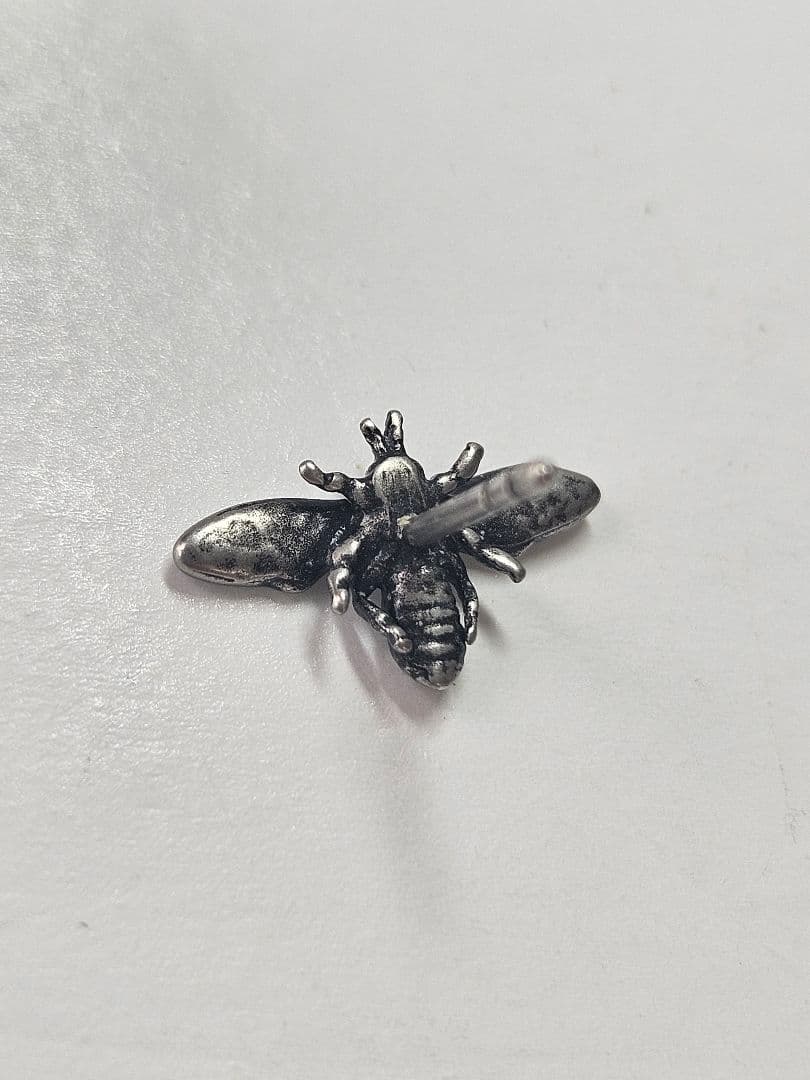 Dior ディオール ネイビー蜂デザイン　スタッドピアス　片方