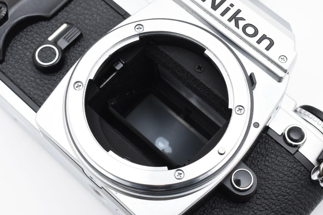 外観美品 NIKON FG シルバーフィルムカメラ　モルト新品交換済 M136