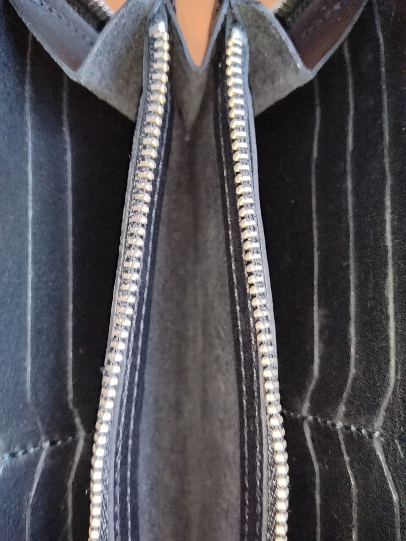 パイロットリバー　レッドムーン　黒いレザー編み込み長財布