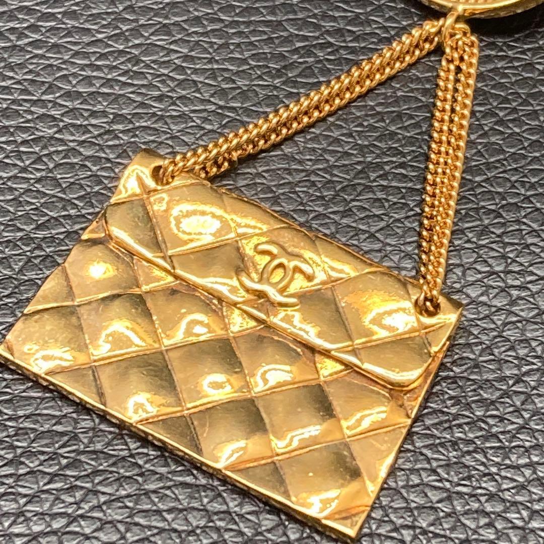 CHANEL ゴールド マトラッセミニバッグ ブローチ