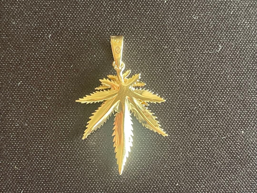 AVALANCHE マリファナリーフペンダント