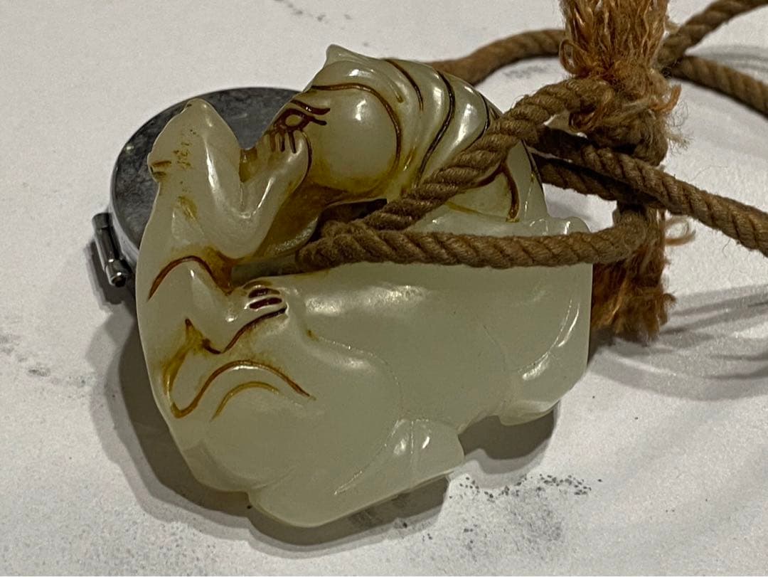 骨董　昔の根付　白玉 「馬猿」と方位磁石　アンティーク