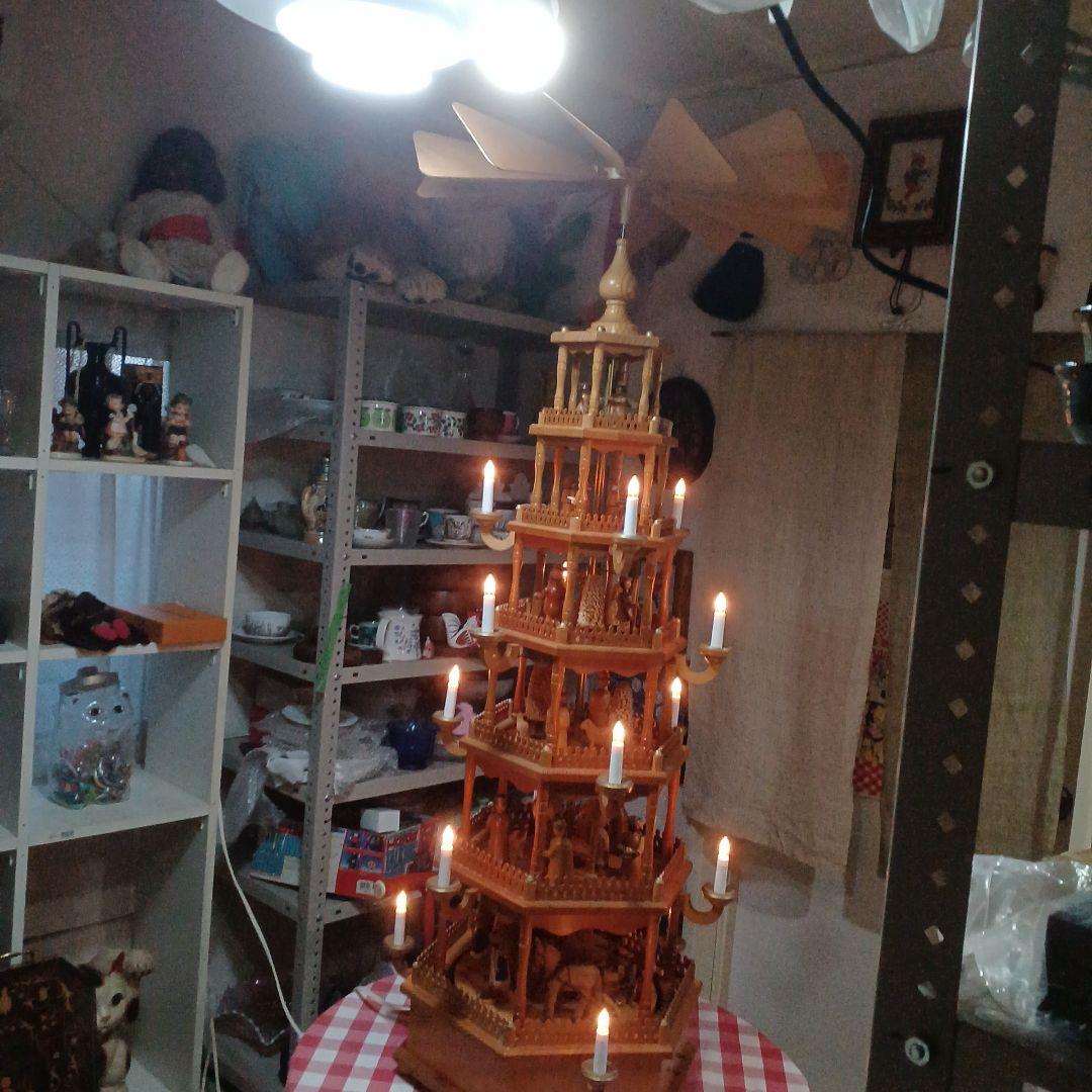 ザイフエン村木製クリスマスピラミッド 高さ130cm幅60cm。