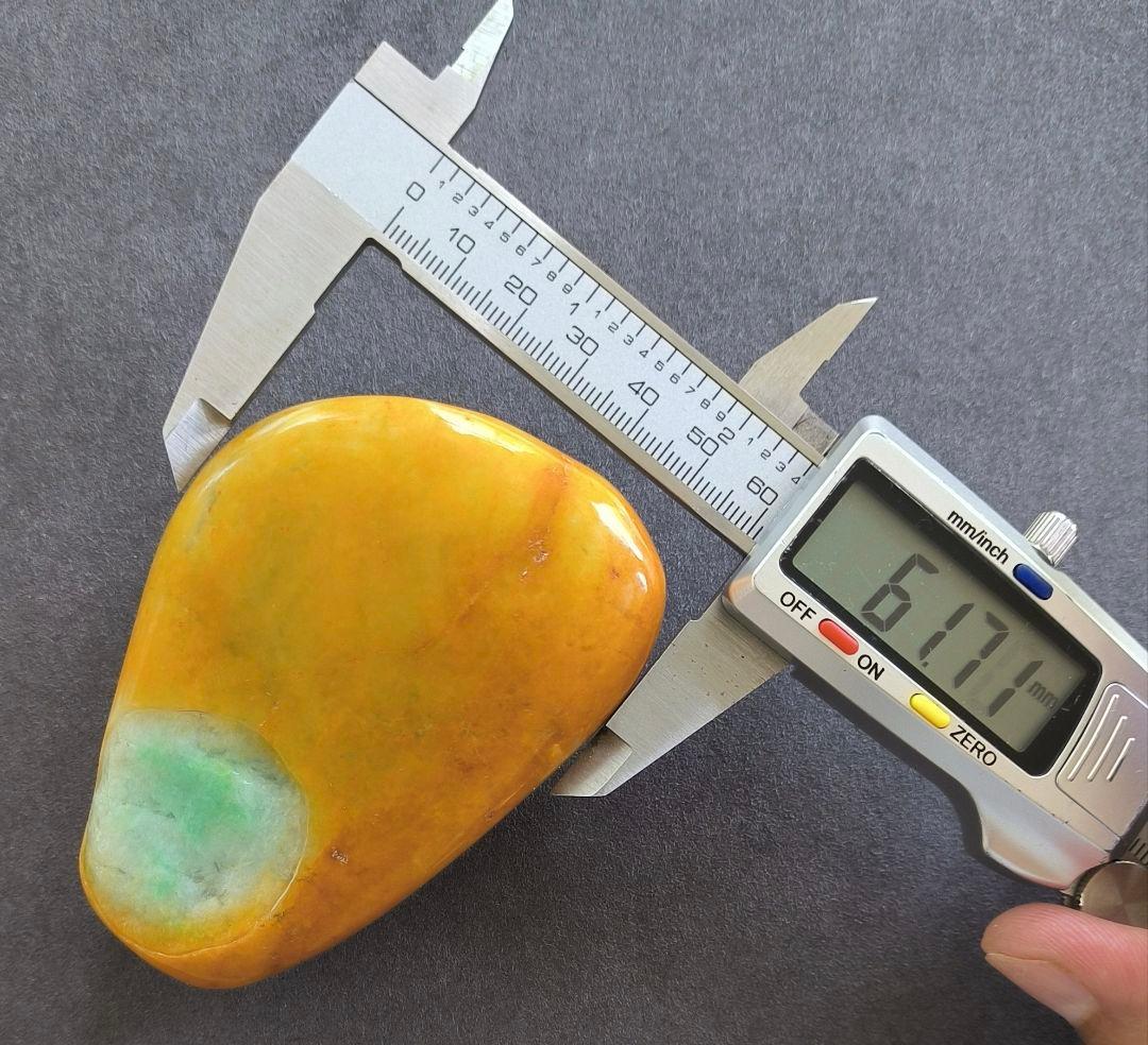 ミャンマー産本翡翠（ジェダイト）の原石（369ｇ）