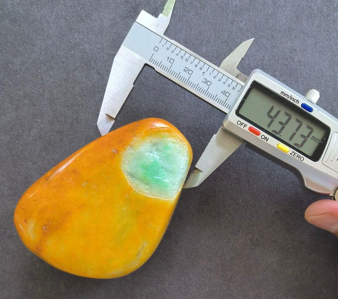 ミャンマー産本翡翠（ジェダイト）の原石（369ｇ）