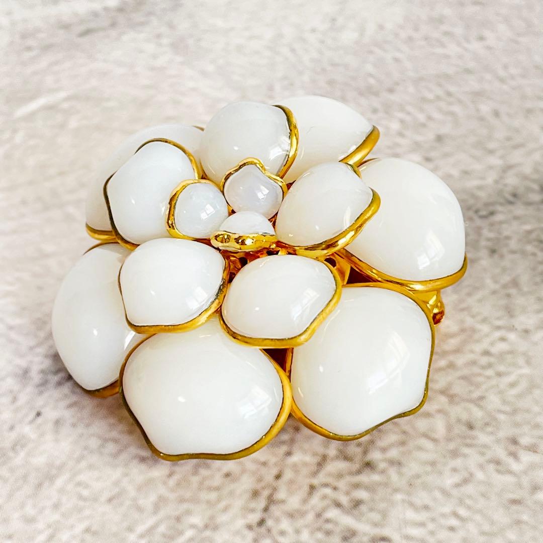 美品 AUGUSTINE ガラス カメリア ブローチ ペンダントヘッド ホワイト