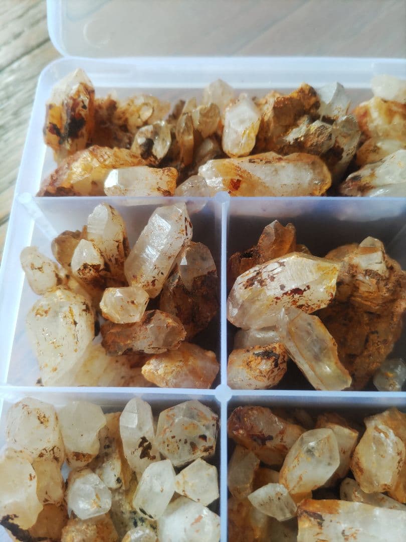 国産水晶、訳あり採掘水晶いろいろパワーストーン大量まとめ売り品分け途中でお得です
