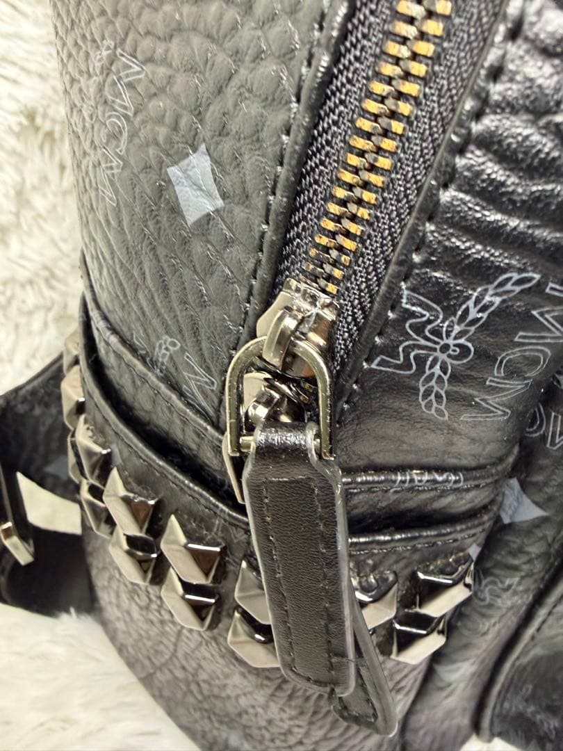 ✨極美品✨ MCM サイドスタッズ付き バックパック 総柄　黒
