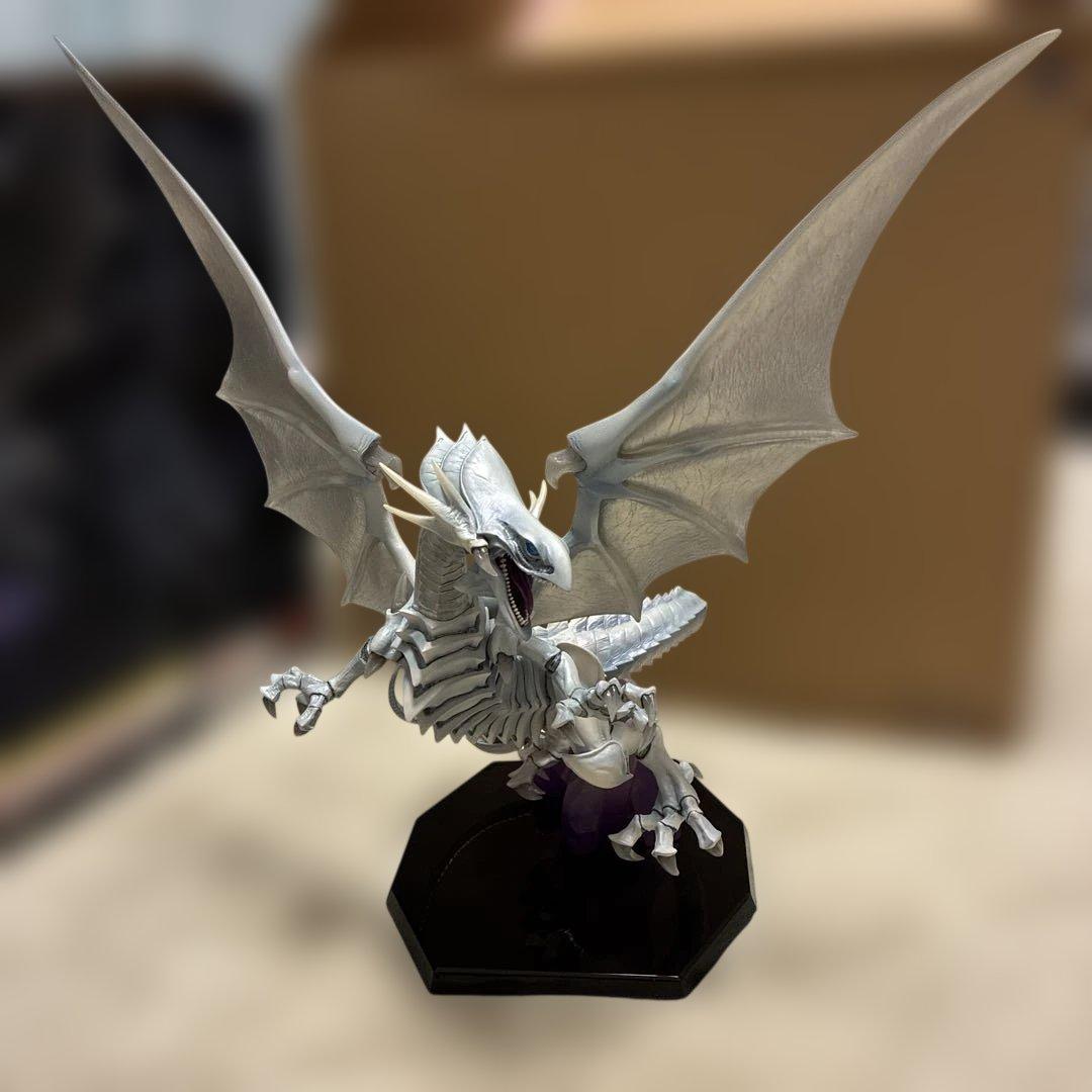 青眼の白龍 ブルーアイズホワイトドラゴン　フィギュア 遊戯王　yu-gi-oh