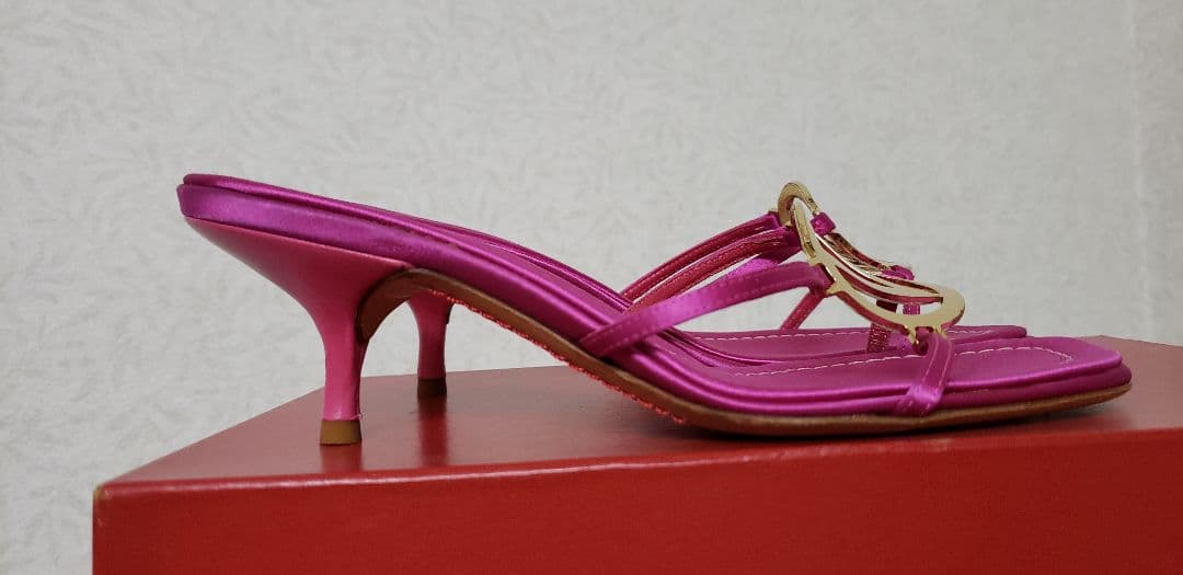 ヴァレンティノ　ビビッドピンク　ミュール