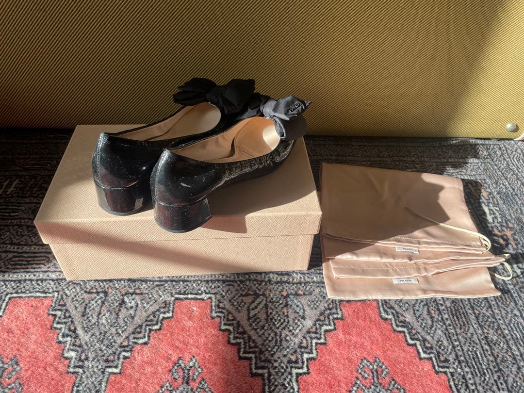 プラダ　エナメル パンプス 多少ベタつきあり
