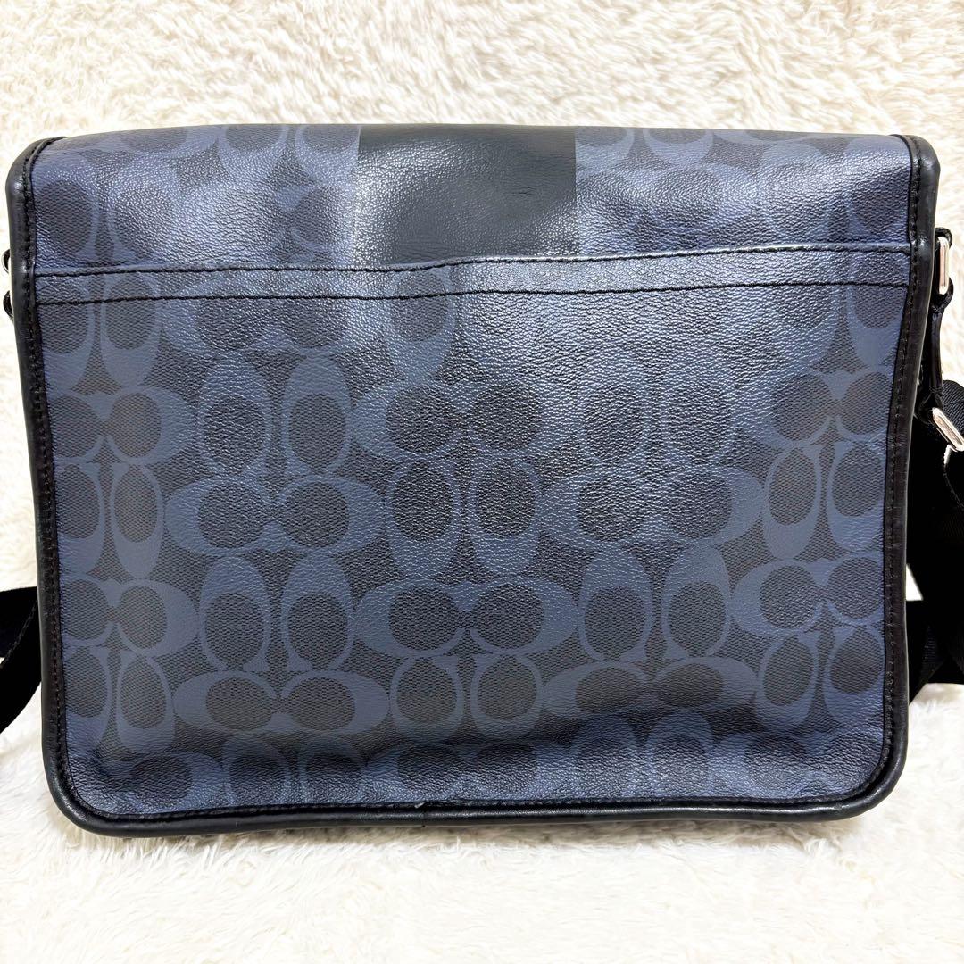 美品　コーチ　メッセンジャーバッグ　ショルダーバッグ　シグネチャー　黒　ネイビー