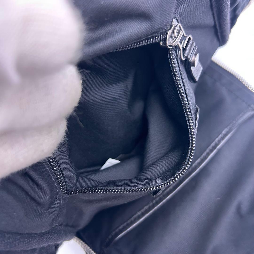 【美品】ディーゼル　ボディバッグ　ワンショルダー　レザー　斜め掛け　ロゴ金具　黒