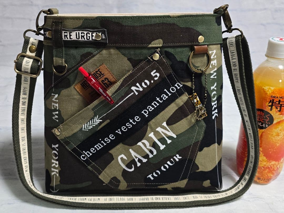 大きめデニムリメイクバッグ ファスナー ＆サコッシュ ＆底板 ＆ストラップ付き