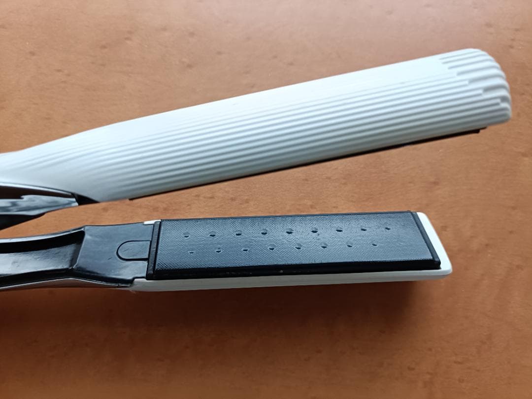 リファビューテック　ストレートアイロン　RE-AC02A