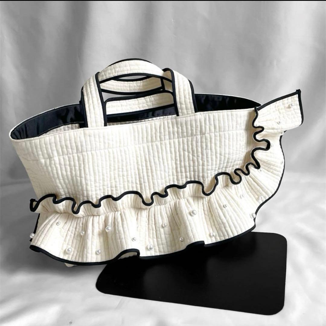 新作♡フリルギャザー　ヌビバッグ　オフホワイト×ブラック　パール　底板マグネット