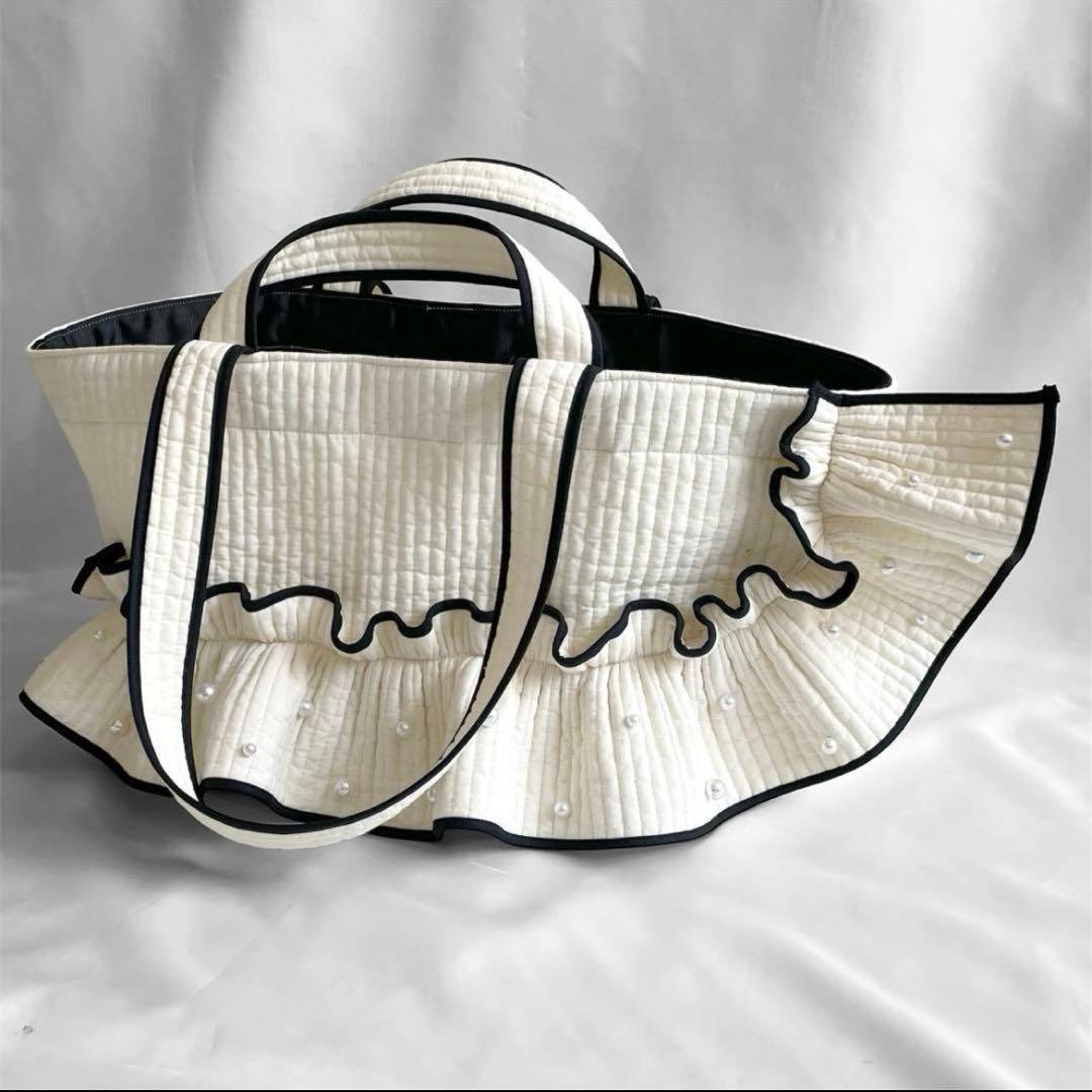 新作♡フリルギャザー　ヌビバッグ　オフホワイト×ブラック　パール　底板マグネット