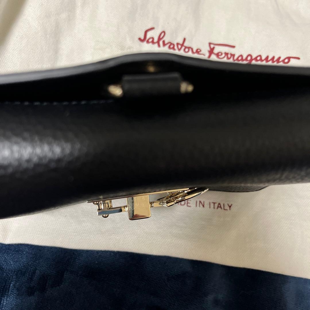 Salvatore Ferragamo ブラックレザーショルダーバッグ