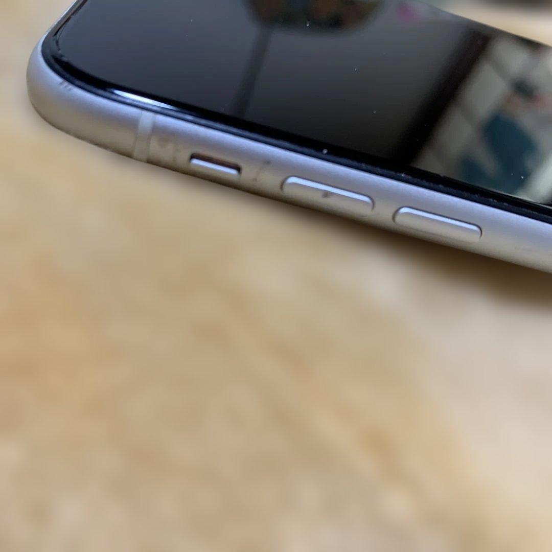 iPhone XR ホワイト　背面割れ有り　64GB お値下げ不可