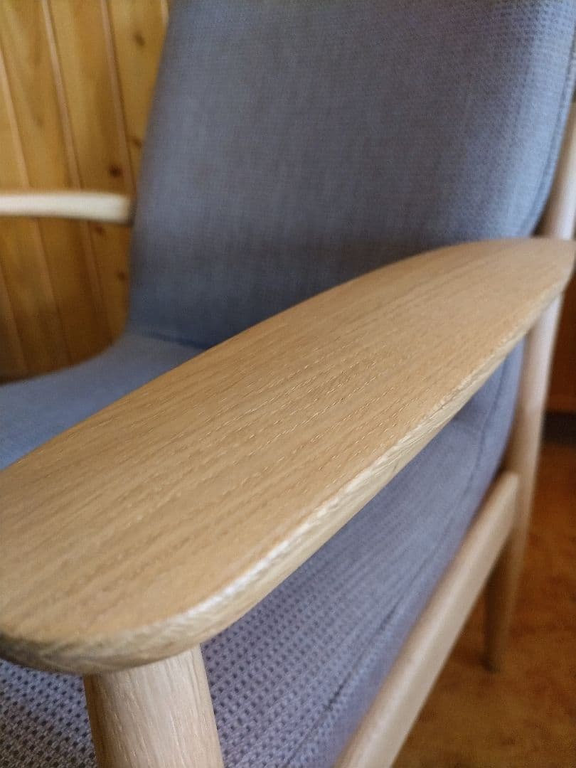 カリモクKarimoku家具・肘付食堂椅子