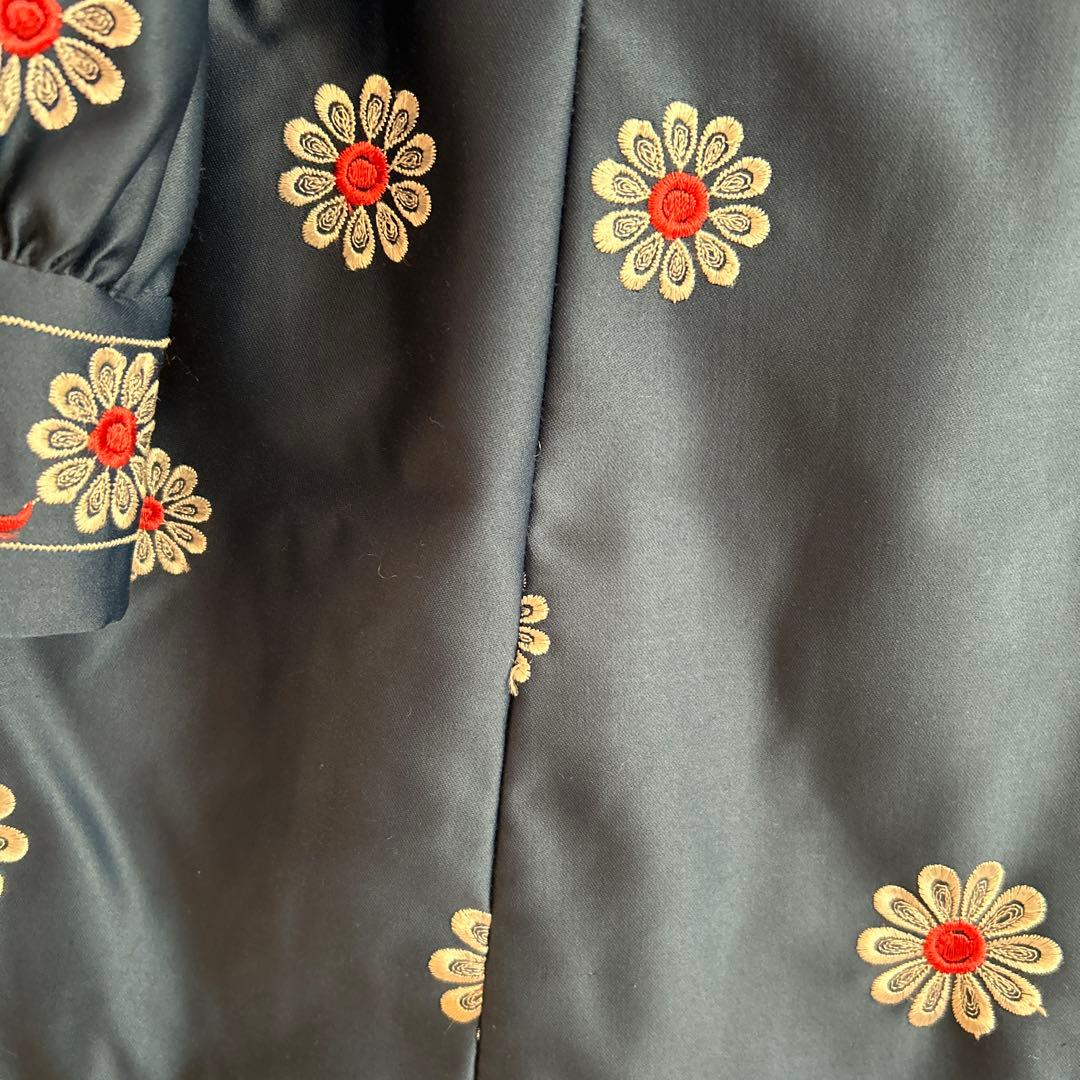 希少品　70,s vintage レトロ 花柄刺繍ワンピース　ボウタイ