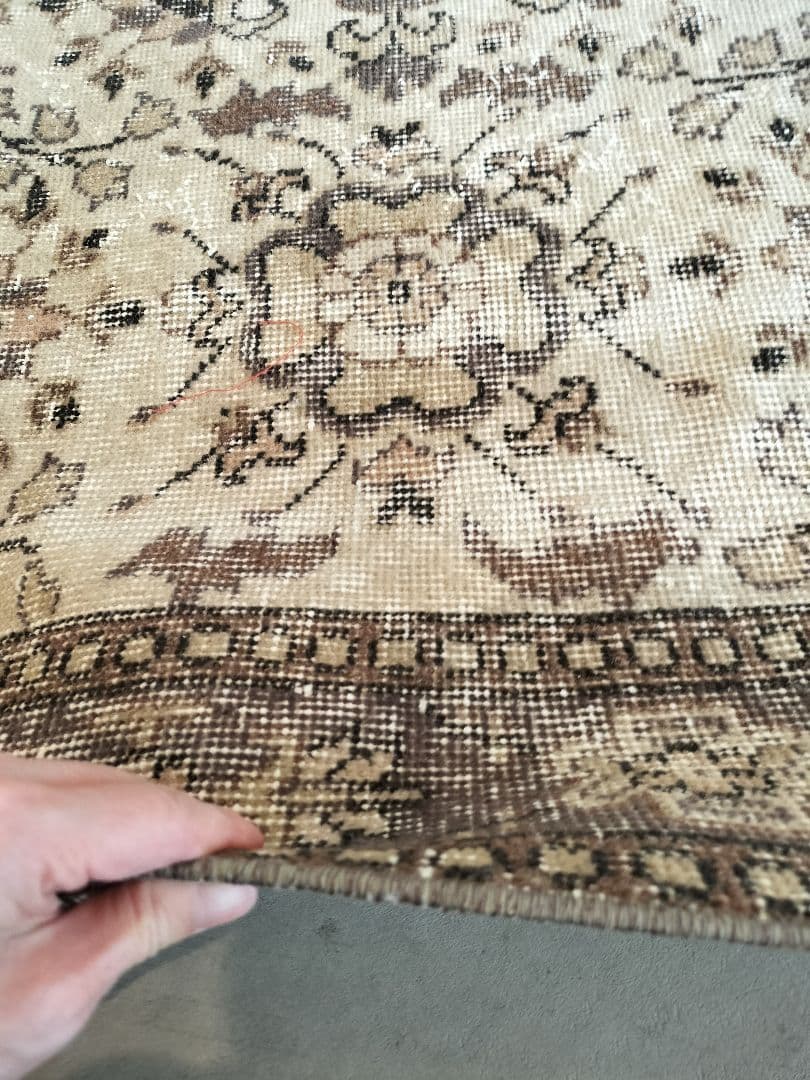 ベージュとグレーのノスタルジックなフラワーラグ　No.718