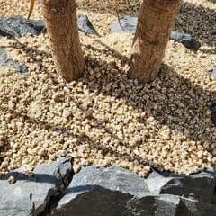 くろ)　割栗石(黒茶250kg)山砂(100kg)