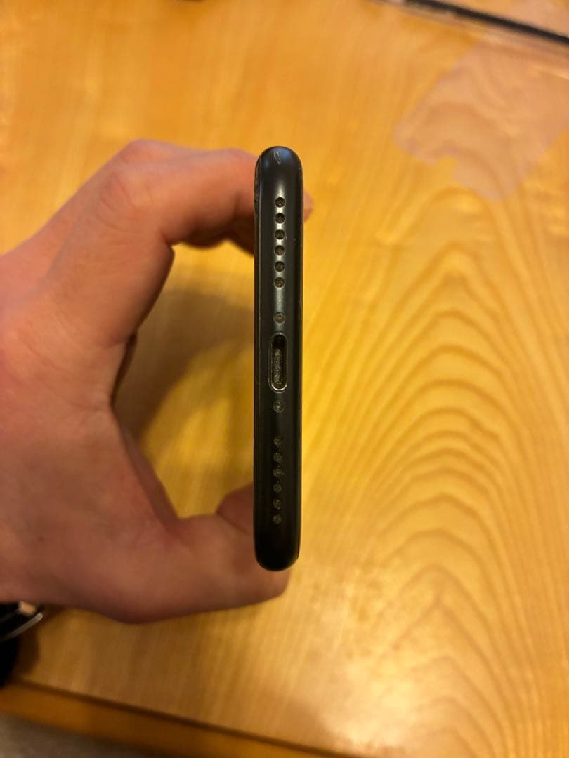 Apple iPhone SE第二世代　画面傷あり